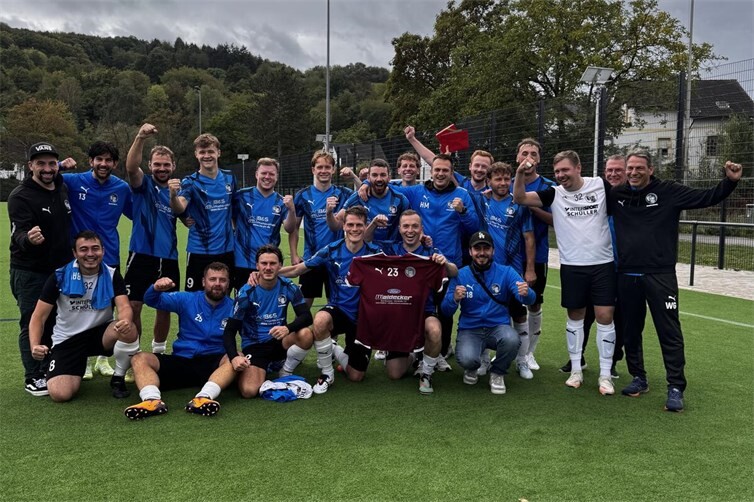 Die Mannschaft widmet den Sieg ihrem verletzten Torwart Lutz Creuzberg