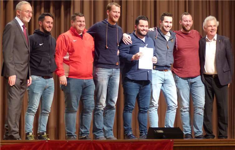 Die Mannschaft wurde für ihre guten Ergebnisse mit einer Auszeichnung belohnt.privat