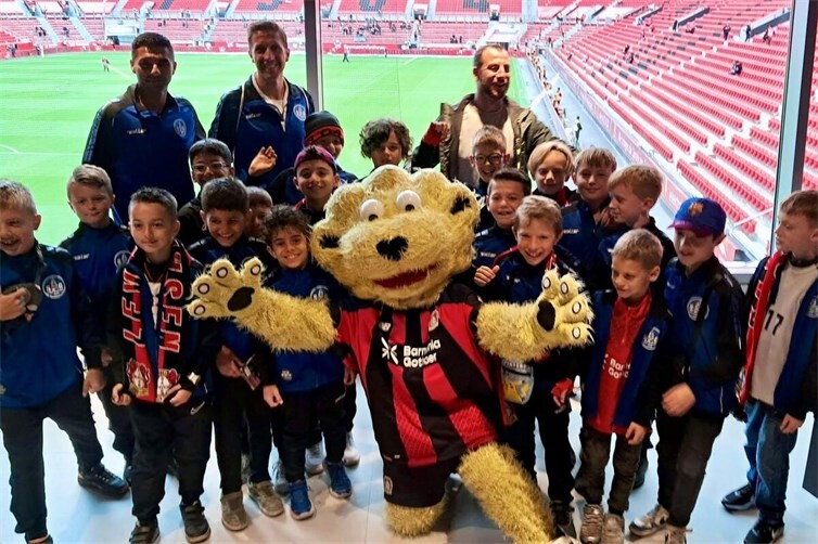 Die Mannschaft zusammen mit Maskottchen „Brian the Lion“