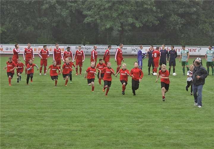 Die Mannschaften beim Händeschütteln kurz vor der Partie.privat