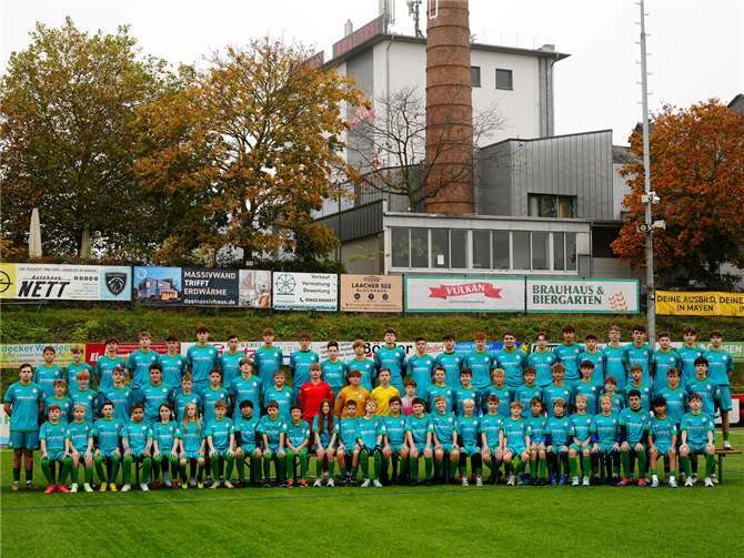 Die Mannschaften der JSG Vulkaneifel Mendig mit ihrem neuen Look.  Foto: privat