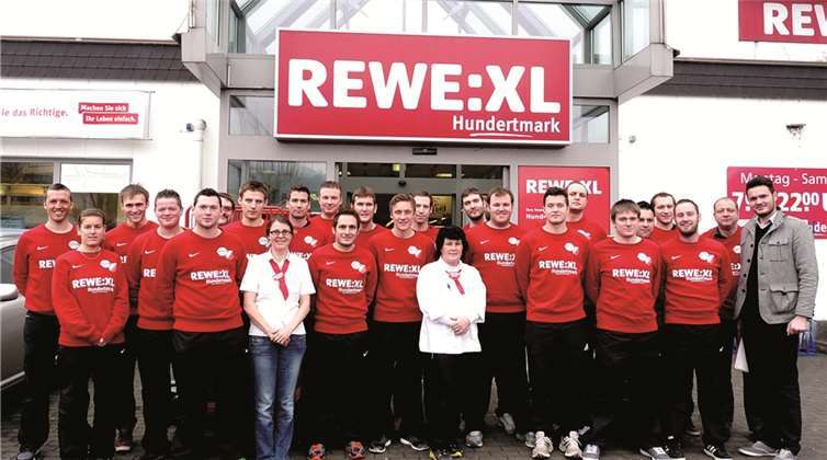 Die Mannschaften der SG Oberfell-Niederfell bedankten sich für ihre neuen REWE-Trikots.privat