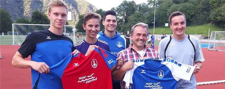 Die Mannschaften der Senioren I und der A-Jugend U 19 freuen sich über die neuen Trikots.privat