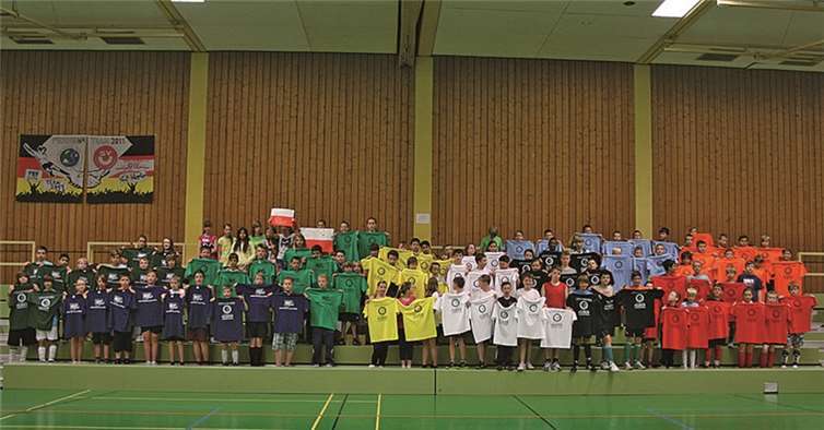 Die Mannschaften des Fußballturniers der Nachbarländer.  Privat