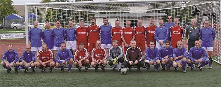 Die Mannschaften des SCK und des SCN nach dem Spiel und vor der Kirmes. Privat