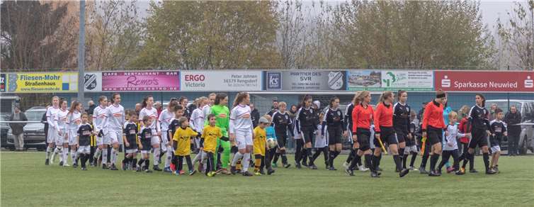 Bemerkenswertes Ambiente mit 270 Zuschauern Die Mannschaften mit den Einlaufkindern vor dem Spiel. privat