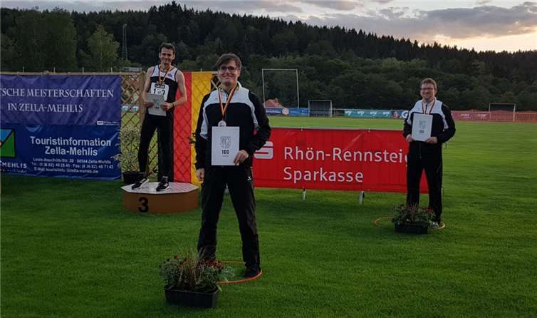 Die Mannschaften nach der Siegerehrung mit coronakonformen Abstand: Peter Rübenach (v.li.), Manuel Bläser und Christian Gottwald. Foto: privat