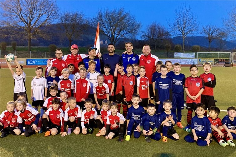 Die Mannschaften und Trainer der JSG Bad Breisig und des SV Kripp hatten gemeinsam große Freude am Turnier