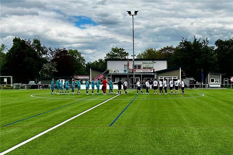 Die Mannschaften vor Spielbeginn