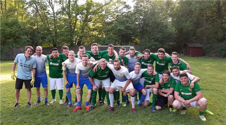 Die Mannschaften vor dem Finale des Hobbyturniers.Fotos: privat