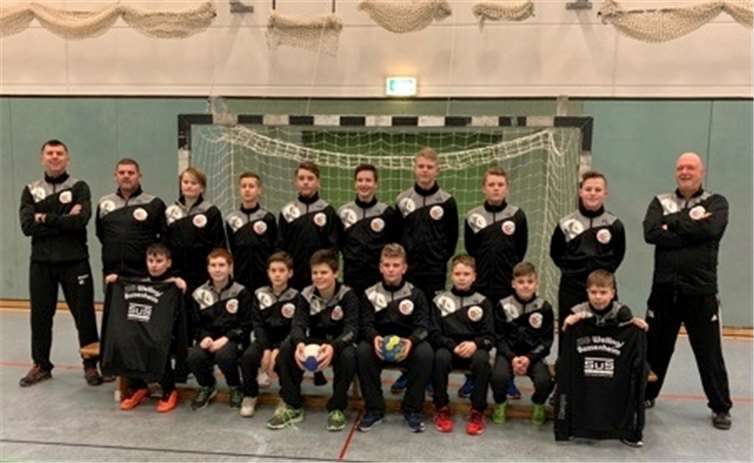 Die Mannschaften zeigen stolz die personalisierten Anzüge.Foto: privat