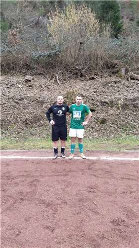 Die Mannschaftskapitäne stehen zusammen für die symbolische Übergabe eines namhaften und großzügigen Geldbetrages.  Foto: privat