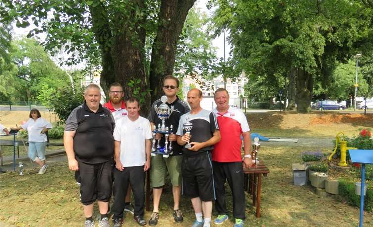 Spannung beim 35. internationalen Minigolfturnier Die Mannschaftssieger.