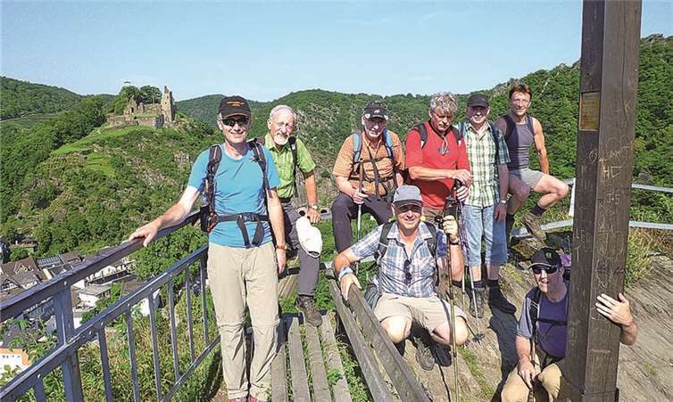Die Marathonwanderer am Schwarzen Kreuz hoch über Altenahr. privat
