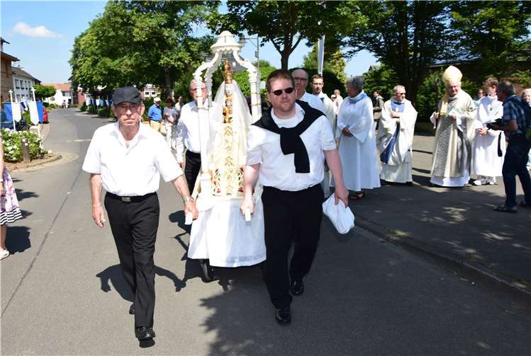 Die Marien Statue wird in feierlicher Prozession durch Buschhoven gefahren.