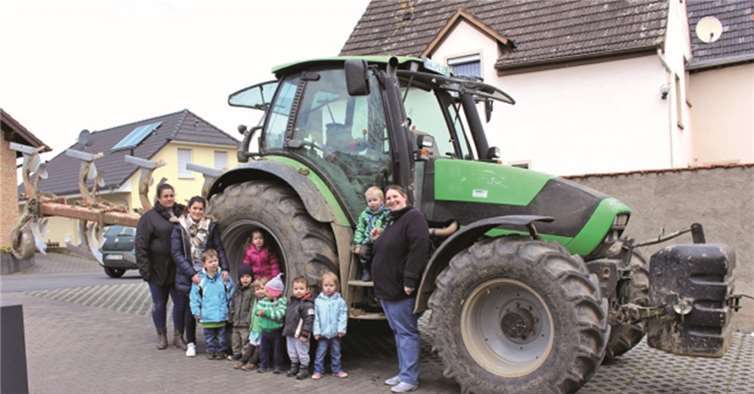 Die "Marienkäfer" erkunden den Traktor. Stadtverwaltung Bad Neuenahr-Ahrweiler