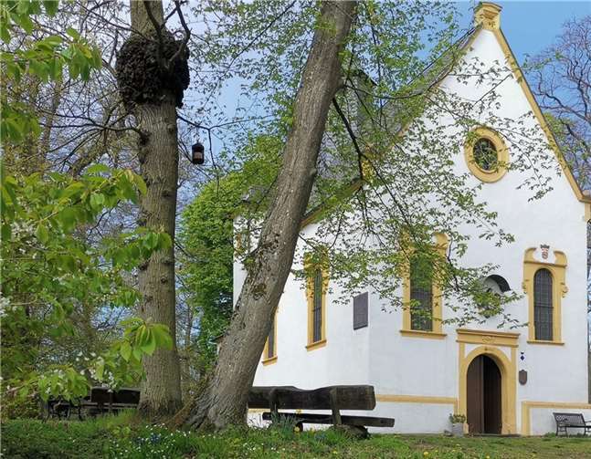 Die Marienkapelle auf dem Karmelenberg „im Frühlingsgewand“. Foto: privat