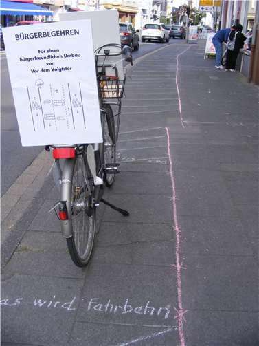Die Markierungen auf dem Boden zeigen die geplante Reduzierung der Gehweg breite auf 2 Meter (links) und den Teil, der zukünftig Fahrbahn für den Autoverkehr werden soll (rechts, weiß schraffiert).