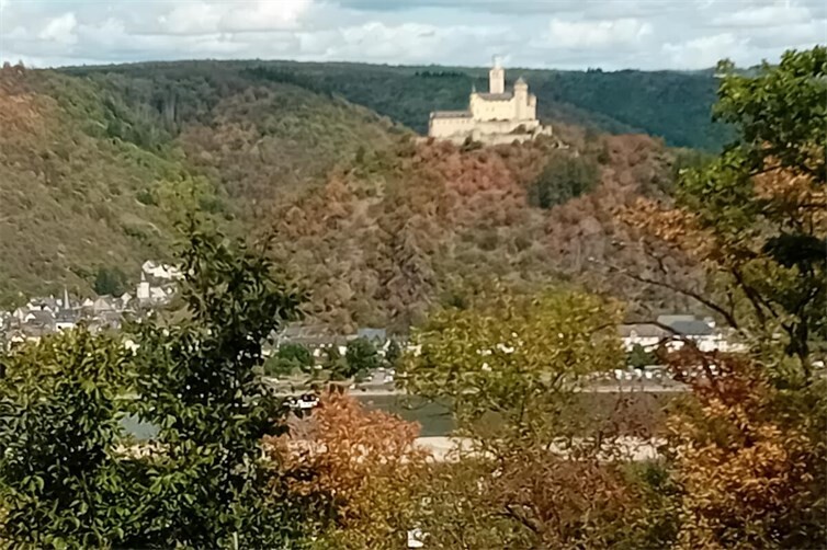 Die Marksburg von Spay aus gesehen