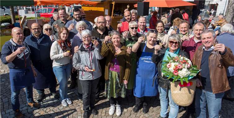 Die Marktbeschicker erheben das Glasauf „5 Jahre Wochenmarkt Selters“. Fotos: Eckhard Schneider