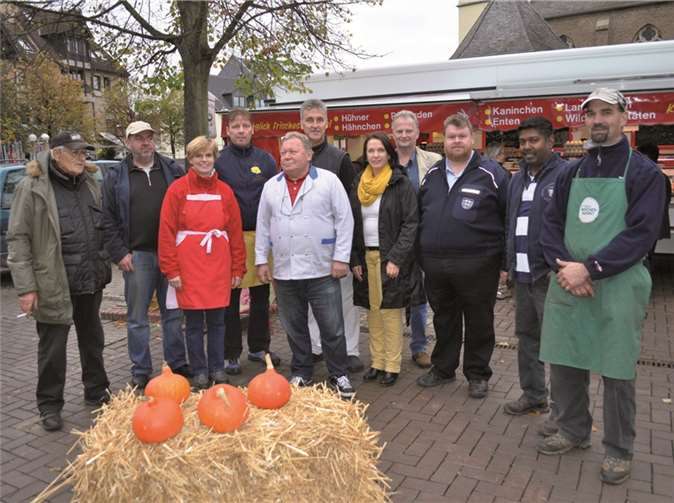 Die Marktbeschicker mit Marktmeister, Jörg Begerow (3.v.r.) und Sonja Crämer (5.v.r.) von der städtischen Wirtschaftsförderung auf dem Herbstfest.Stadt Meckenheim