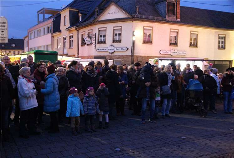 Die Marktbesucher warten gespannt au die Illumination des Weihnachtsbaums.