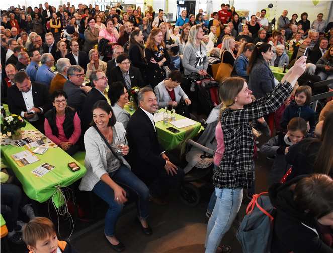 Die Markteröffnungsfeier im vollen Festzelt brachte den Besuchern viel Spaß. Foto: HEP
