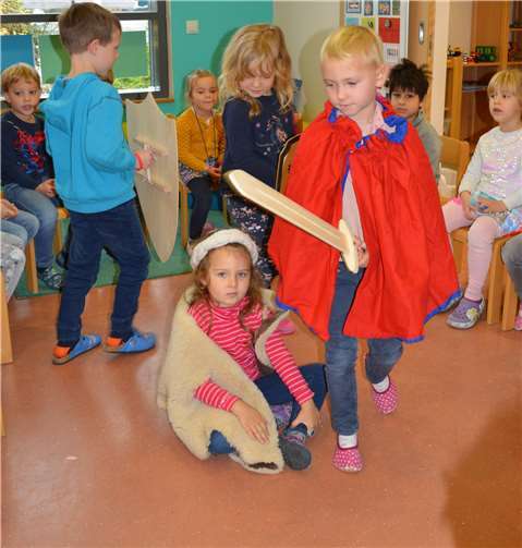 Die Martinsgeschichte wurde nachgespielt.Fotos: privat