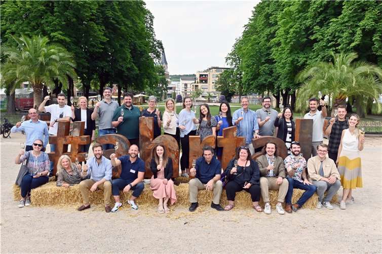 Die Masters of Wine wurden bei der Welcome-Party im Kurpark begrüßt von Ahrwein-Referentin Carolin Groß (hinten 7.v.l.), Winzerin Julia Baltes (hinten 3.v.l.), Winzer und Vorstandsmitglied Lukas Sermann (vorne 4.v.l.), der deutschen Master of Wine Caro Maurer (vorne 2.v.l.) und Nachwuchs-Gastronom Jakob Carnott.  Foto: privat
