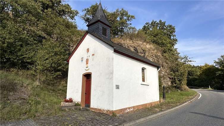 Die Maternus-Kapelle an der Sinziger Straße: Im Inneren steht eine Renovierung an, damit das historische Kleinod der Gemeinde wieder in neuem Glanz erstrahlen kann.  Foto: Ralf Breuer