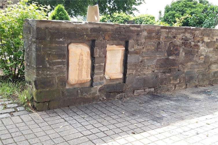 Die Matronensteine, eingelassen in die Bruchsteinmauer zwischen alter Kirche und Zehnthaus in Odendorf. Copyright: Verein Zehnthaus