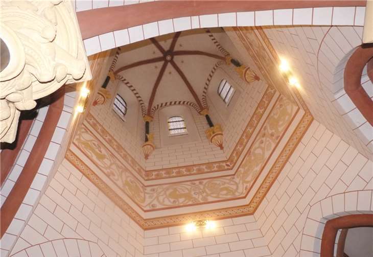 Die Matthiaskapelle im Schatten der Oberburg war einst der Aufbewahrungsort des Hauptes des St. Matthias. Noch heute verzaubert die einzigartige Atmosphäre die Besucher.HE