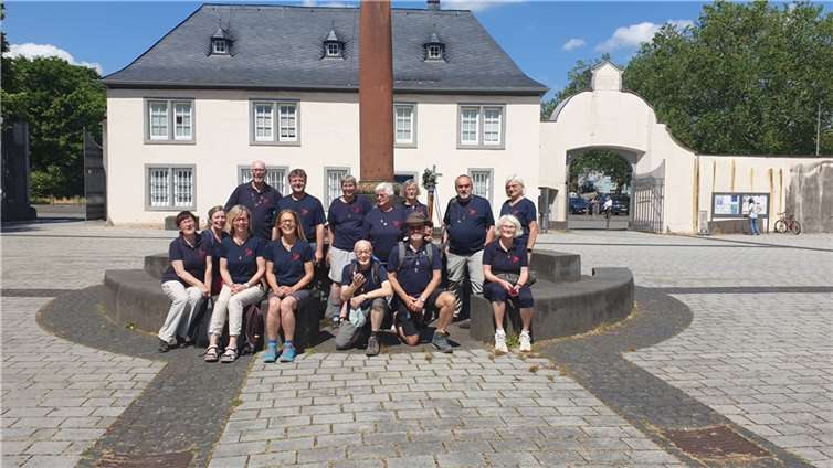 Die Matthiaspilger aus Neuwied am Pilgerkreuz in Trier.  Foto: privat