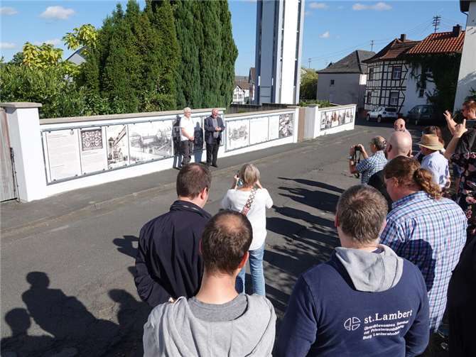 Die Mauer wurde nun auf einer Länge von rund 21 Metern entlang der Graf-Blankart-Straße anspruchsvoll gestaltet. Foto: DU