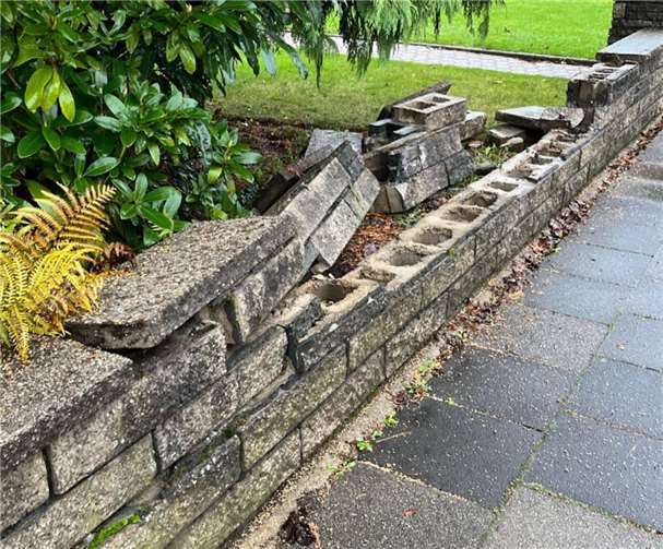 Die Mauer wurde stark beschädigt. Foto: Polizei Bonn