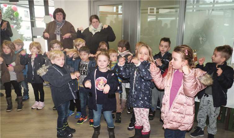 Die Maxi-Kinder der Kita St. Genovefa überraschten die Anwesenden mit zwei temperamentvollen Lieddarbietungen.