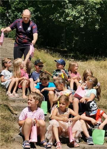 Die Maxi-Kinder wanderten zum Abschluss ihrer Kindergartenzeit zum Erlenbrunnen mit anschließendem Picknick. Herr Zepp überreichte ein kleines Abschiedsgeschenk an die Kinder. Foto: privat