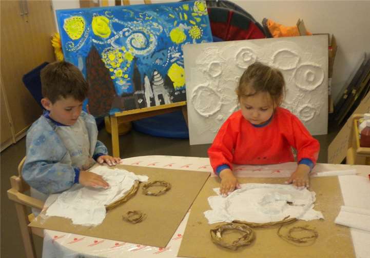 Die Maxikinder brachten das Motiv der Sternennacht von Vincent van Gogh selbst auf die Leinwand.privat