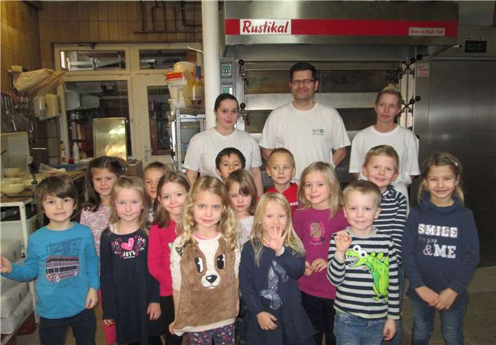 Die Maxikinder in der Backstube.Privat