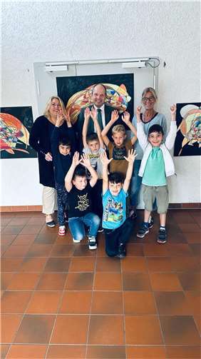 Die Maxis der Kita Regenbogenland Bell stellten ihre Bilder u.a. im Teil der Bernd-Merkler-Halle aus.  Foto: privat