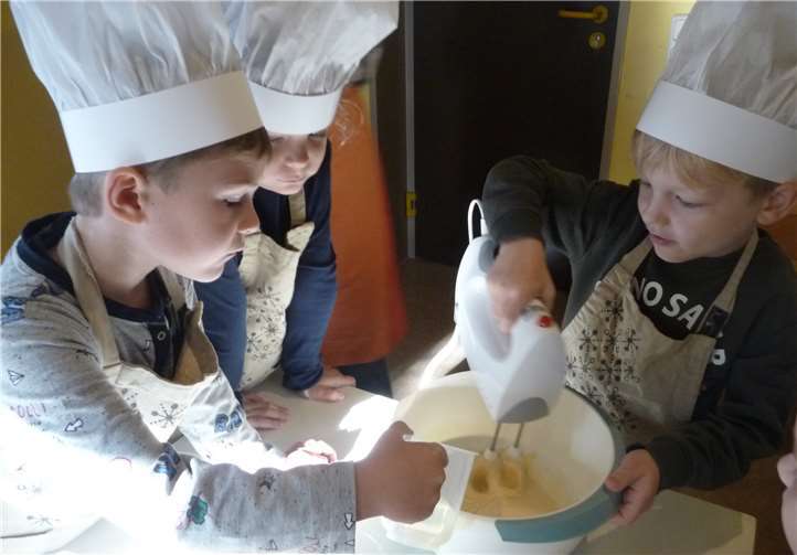 Die Maxis der Kita St. Genovefa beim gemeinsamen Kochen.