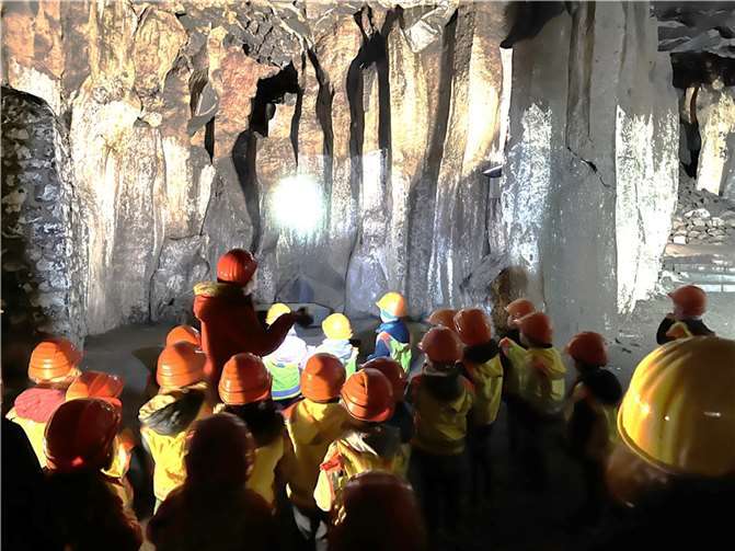 Die Maxis im Lavakeller. Foto: Kita St. Genovefa