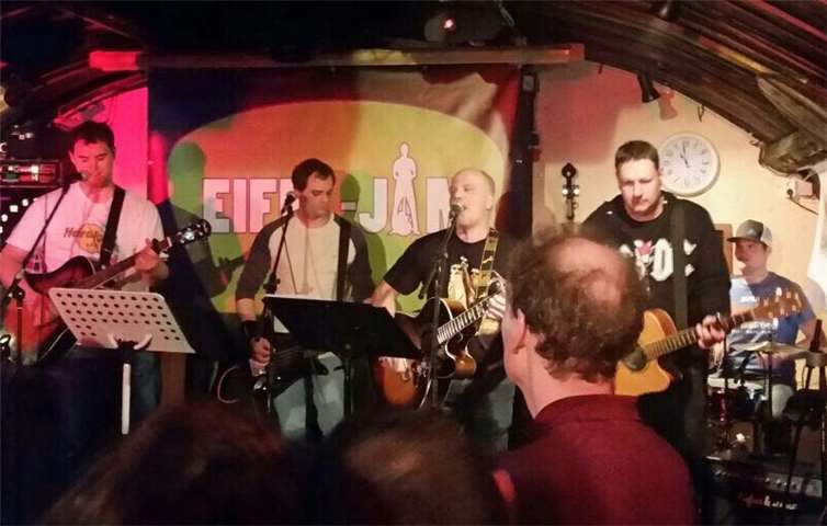 Die Mayener Akustik-Rock-Formation „Tea Empty“ begeisterte das Publikum in Winningen.  privat