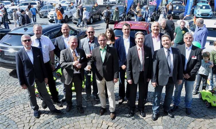Die Mayener Auto-Profis mit OB Treis bei der Eröffnung.