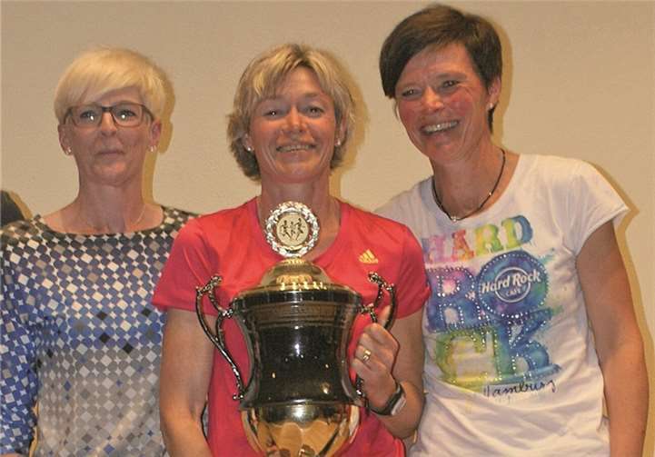 Die Mayener Damen mit Pokal für den ersten Platz in der Mannschaftswertung (v.l.): Martina Schaden-Hennen, Dagmar Rasbach und Elfi Prieß.