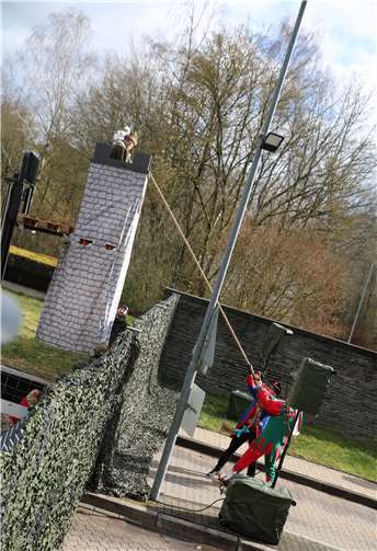 Märchenhaft gescheitert Die Mayener Karnevalisten wollten Rapunzel ans Haar.Fotos: Roland Schäfges - www.myfoto24.eu