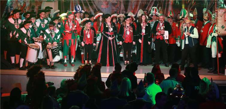 Tanzsportlicher Jahresauftakt zieht Vereine aus der ganzen Region nach Hausen Die Mayener Prinzessin Tina I. brachte zu ihrer eigenen Überraschung ein sehr großes Gefolge mit. Fotos: Roland Schäfges - www.myfoto24.eu