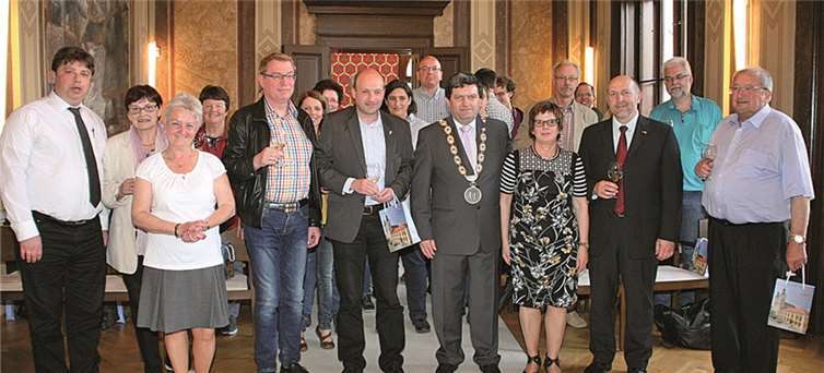 Unbekannte kulturelle Schätze sorgten für staunende Gesichter Die Mayener Reisegruppe im repräsentativen Trauzimmer des Rathauses. WE