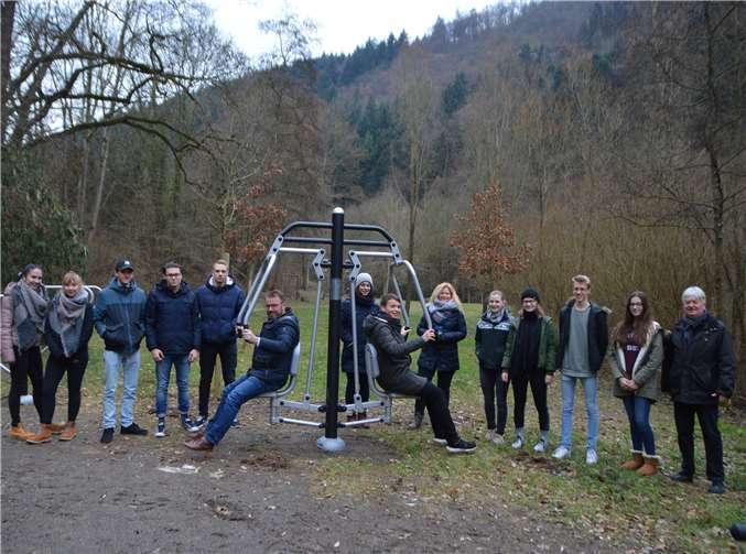 Die Mayener Stadtspitze, der Jugendbeirat und Streetworkerin Sarah Sondermann haben sich vor Ort von den Geräten überzeugt. Oberbürgermeister Wolfgang Treis und Jonas Hürter, Vorsitzender des Beirates, testen auch gleich ihre Kräfte. Jacqueline Blang/Stadt Mayen