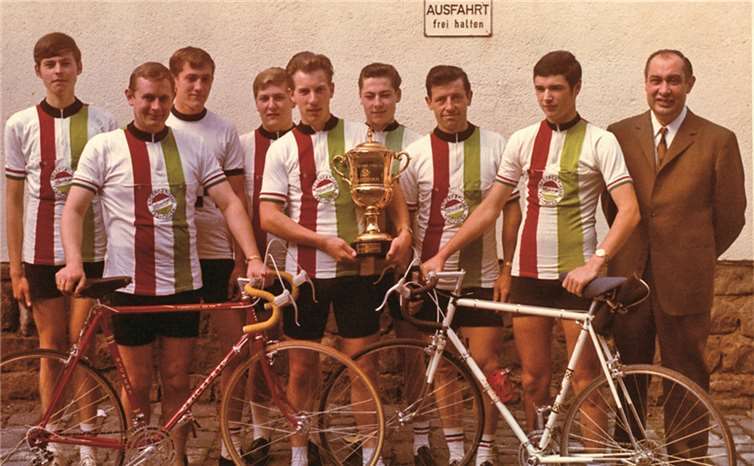 Die Mayener Teilnehmer des Goldpokalrennens 1968: (Von links) Alfred Doll, Hans-Horst Lohn, Günter Dietz, Kurt Petri, Günter Lanser, Paul Giersig, Heinz Hörter, Reiner Esper und Vorsitzender Albert Hartel. privat